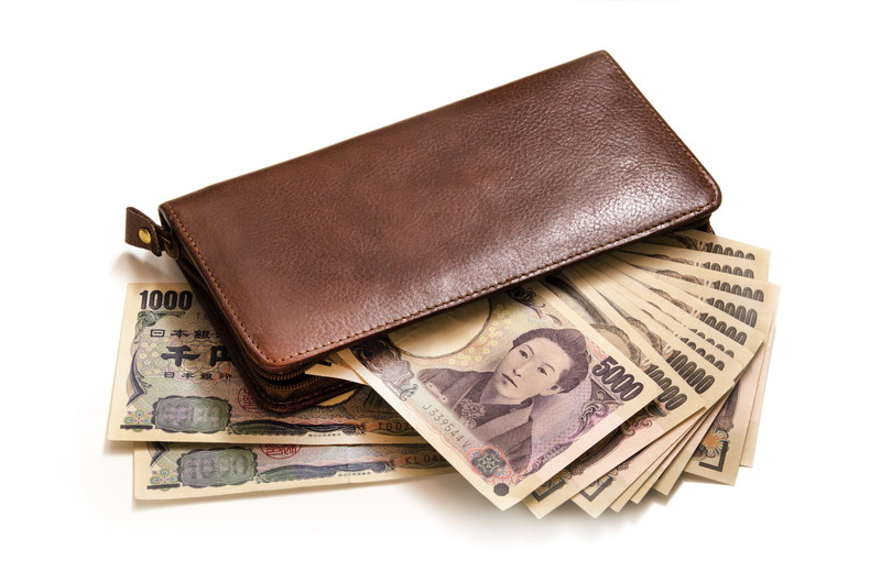 財布と五千円札の束