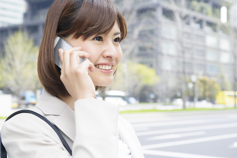 携帯電話で通話する若い女性