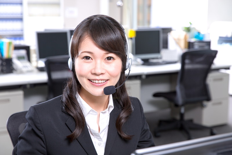 微笑むオペレーターの若い女性
